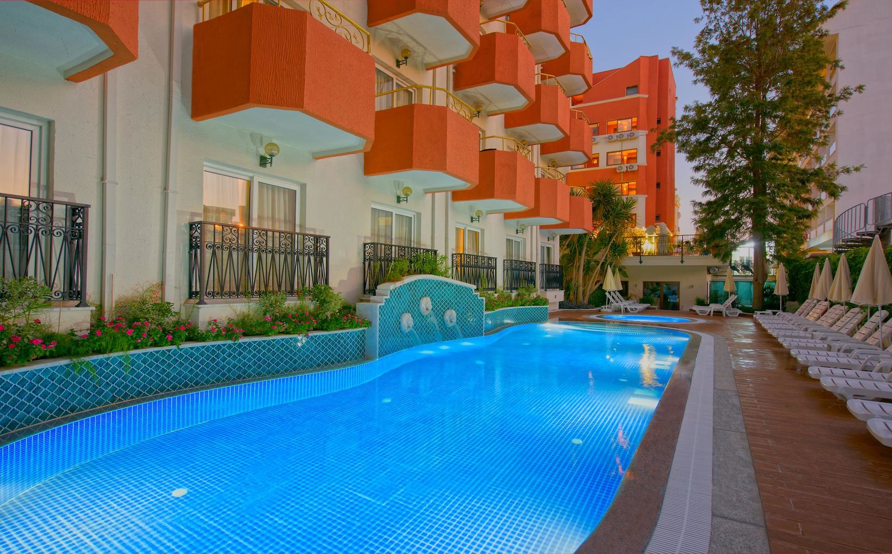 Antique Roman Palace Museum Hotel – Zwembad met oranje hotelgevel, Alanya