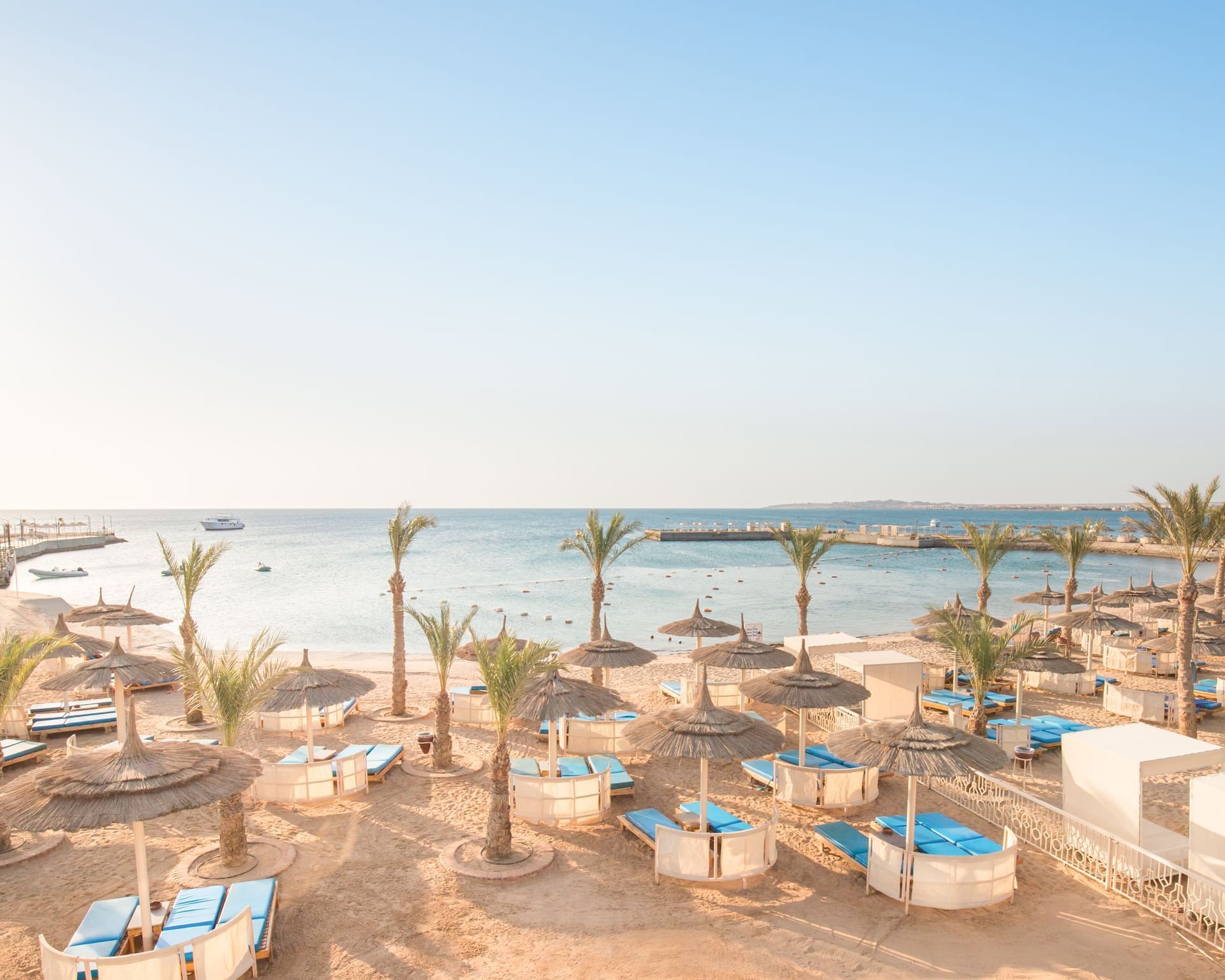 Pickalbatros Aqua Park Resort - Hurghada – Strand met parasols, Hurghada