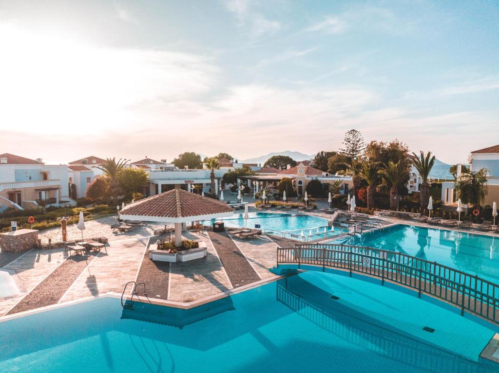 Neptune Luxury Resort – Zwembad met brug, Mastichari