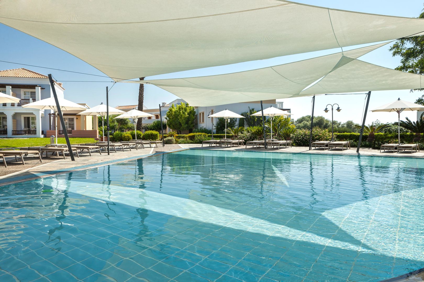 Neptune Luxury Resort – Zwembad met zonnezeil, Mastichari
