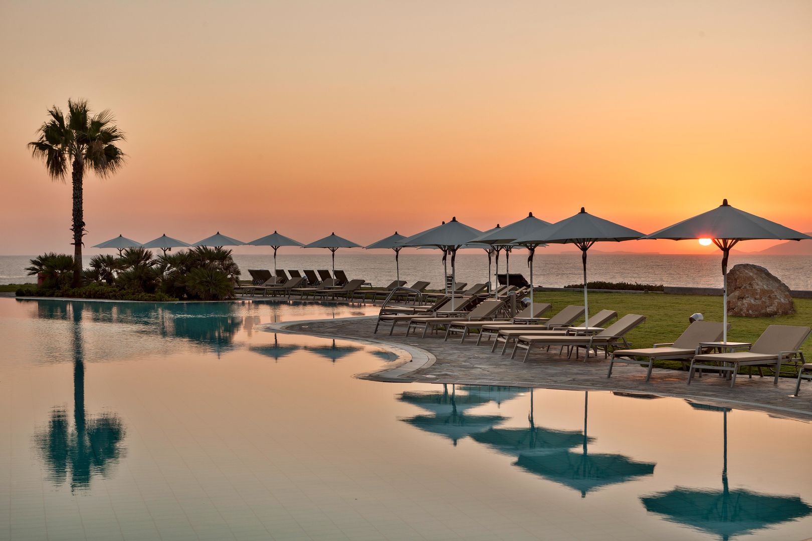 Neptune Luxury Resort – Zwembad bij zonsondergang, Mastichari