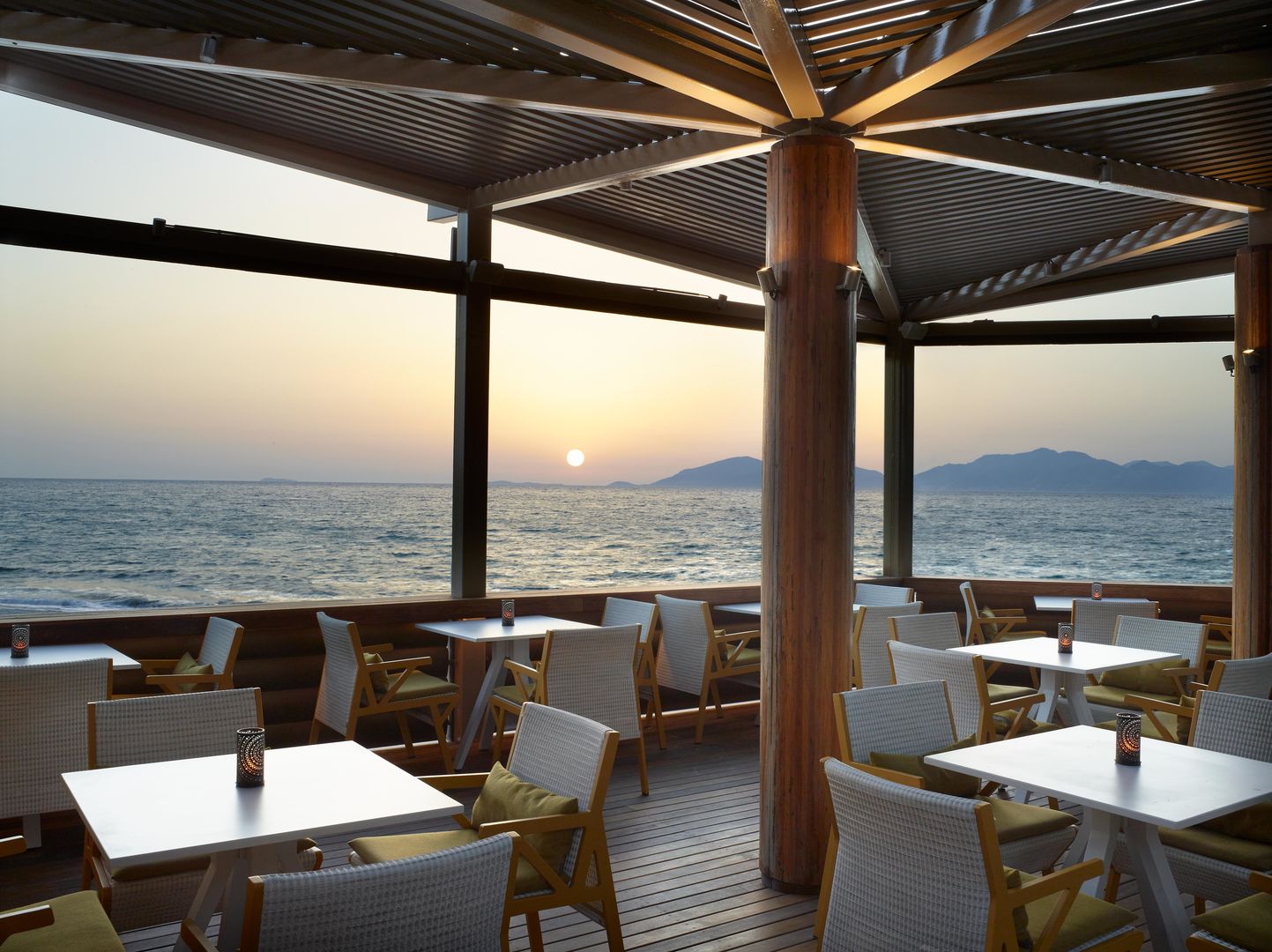 Neptune Luxury Resort – Terras bij zonsondergang, Mastichari