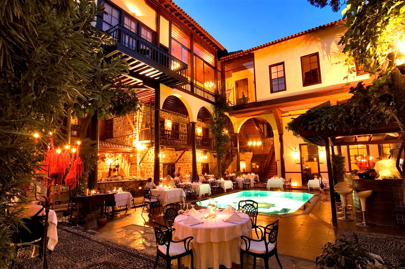 Alp Pasa Hotel – Binnenplaats bij avond, Antalya