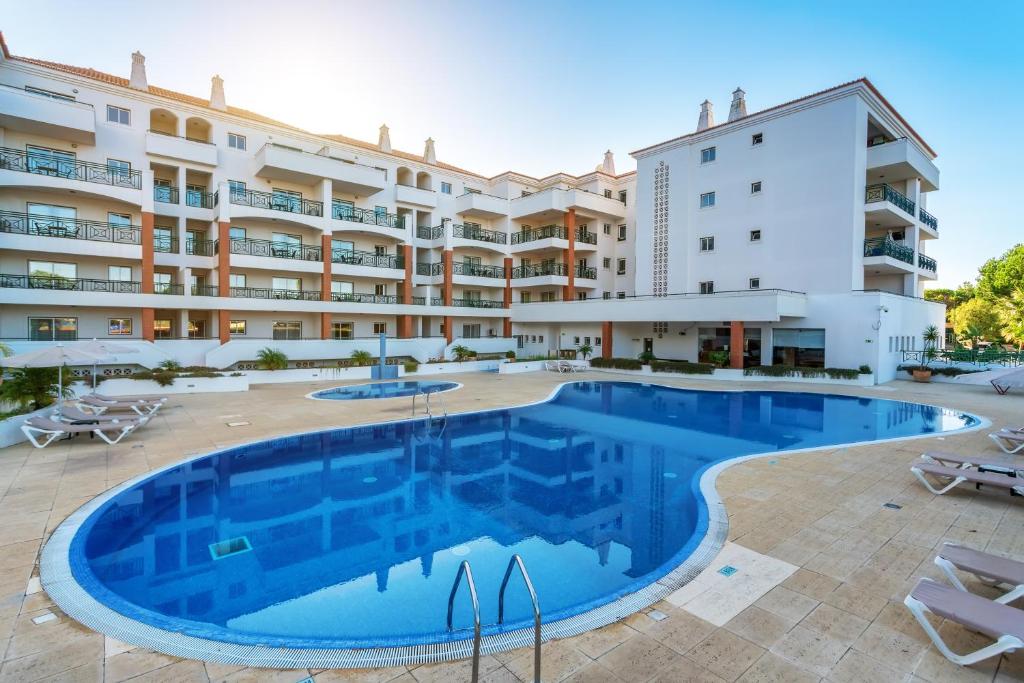 AP Victoria Sport & Beach Hotel – Zwembad met ligbedden, Albufeira