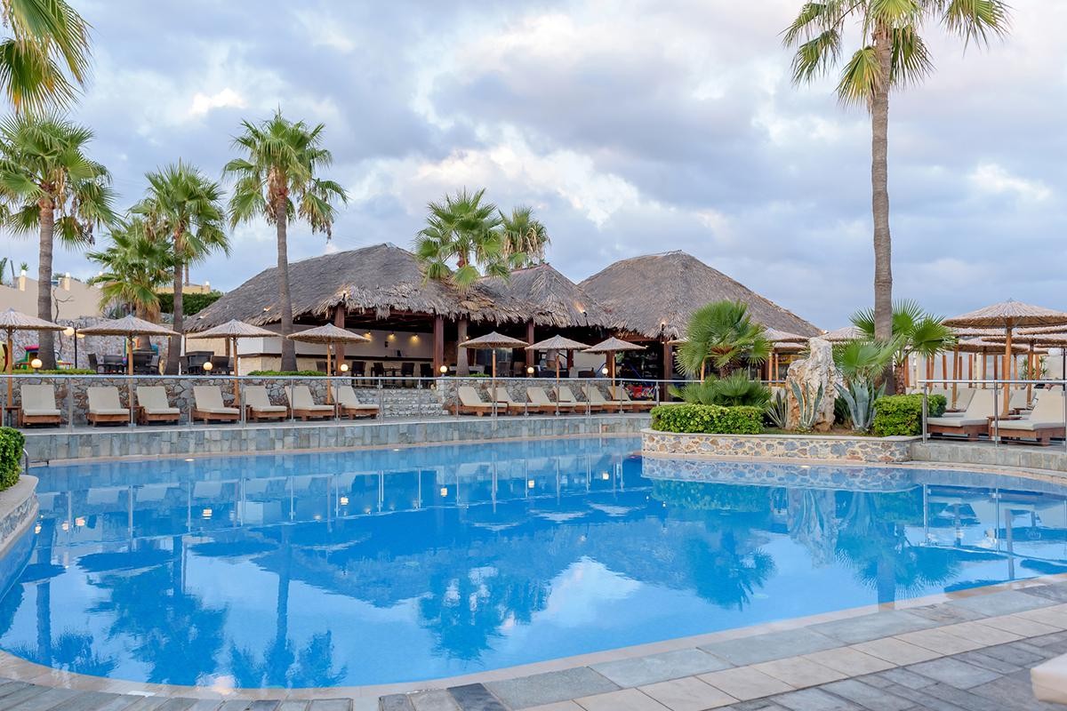 Theo Hotel – Zwembad met palmen, Agia Marina