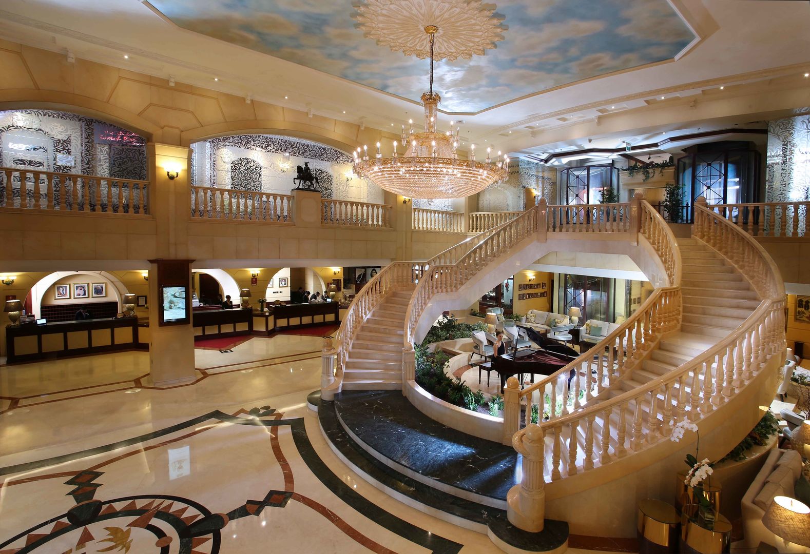 Knight Castle Hotel – Lobby met wenteltrap, Dubai