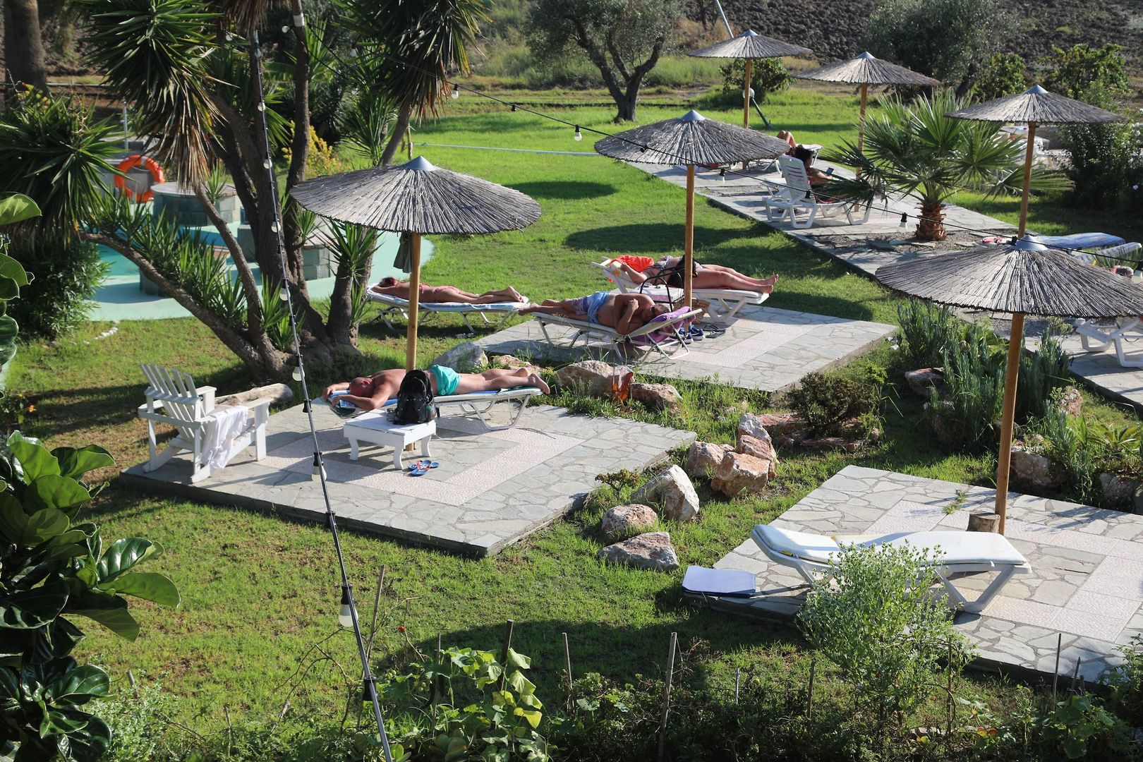 Rhodian Sun – Tuin met ligbedden, Theologos