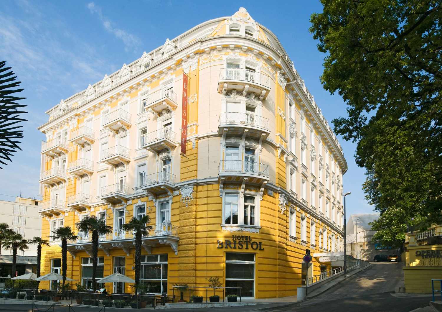 Bristol Hotel Opatija – Gele gevel met palmen, Opatija