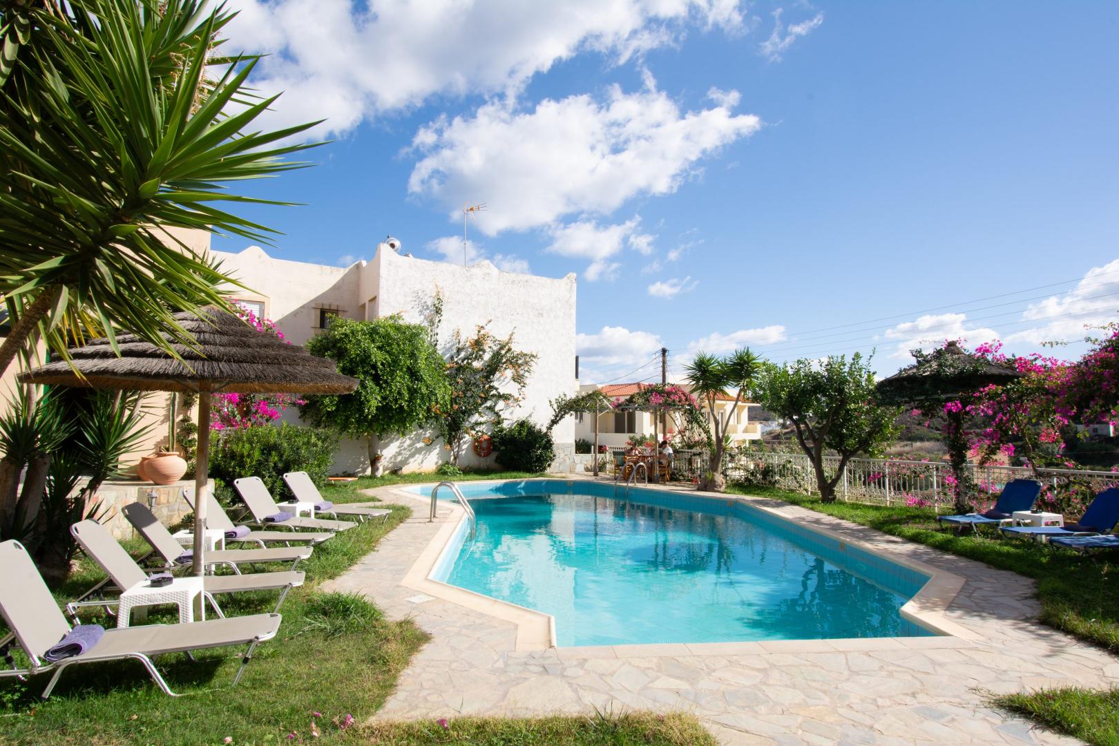 Aquarius Exclusive Hotel – Zwembad met ligbedden, Agia Pelagia