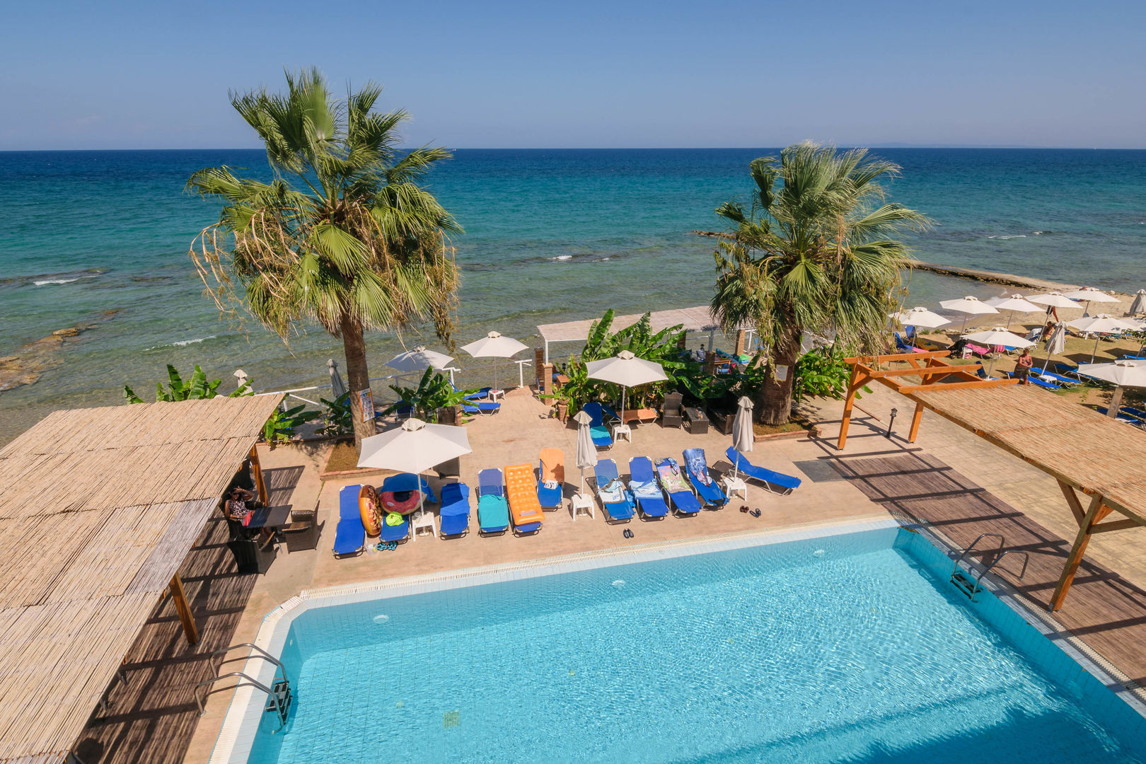 Belussi Beach Hotel & Suites – Zwembad aan zee, Drosia