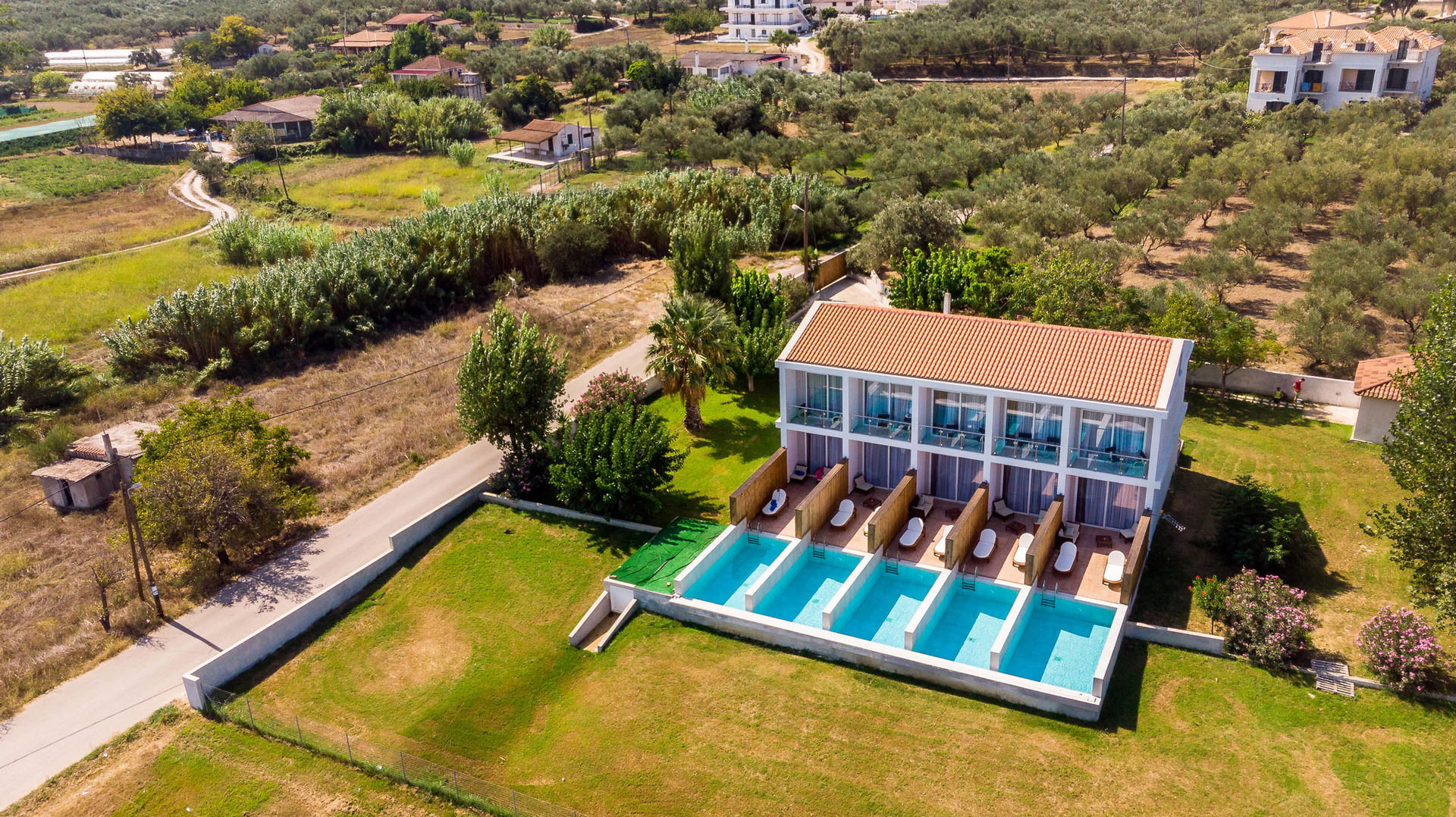 Belussi Beach Hotel & Suites – Suites met privézwembad, Drosia