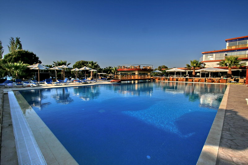 All Senses Ocean Blue Seaside Resort & Spa – Zwembad met ligbedden, Kremasti