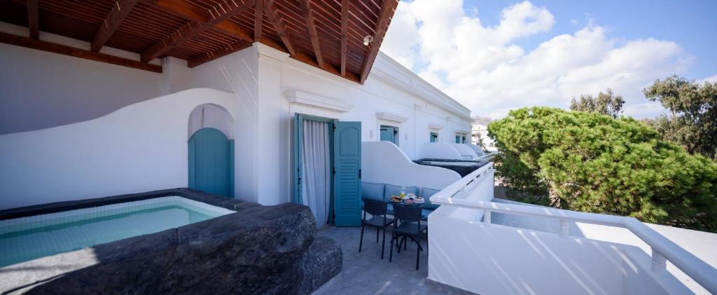 Hotel Armonia – Balkon met jacuzzi, Kamari