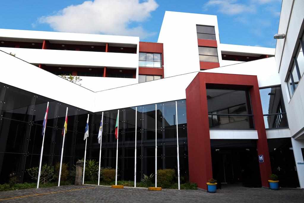 Antillia – Gevel met entree, Ponta Delgada