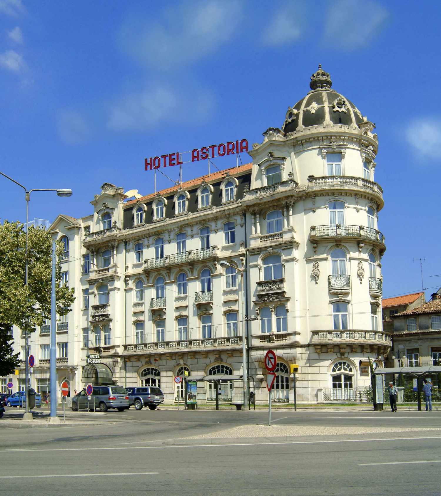 Astoria – Gevel met blauwe lucht, Coimbra
