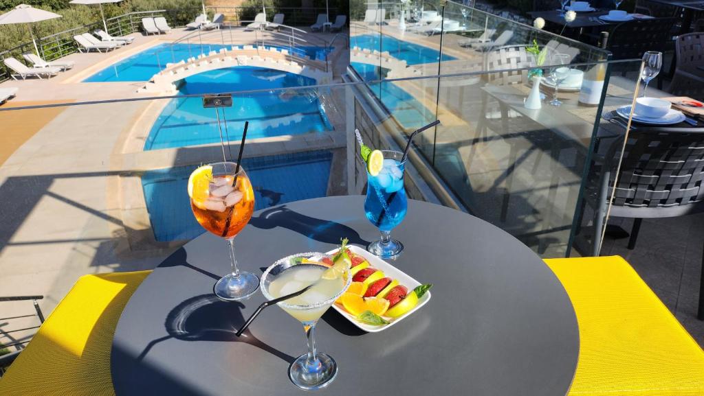 Oasis Hotel – Cocktails bij zwembad, Perama