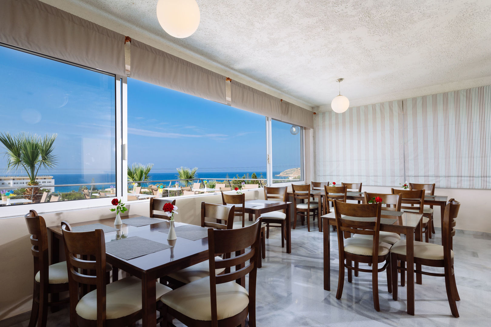 Oasis Hotel – Restaurant met zeezicht, Perama