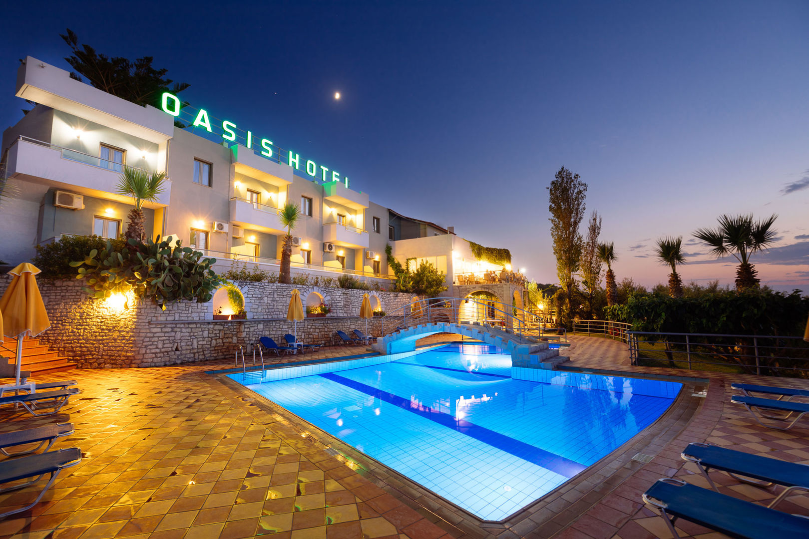 Oasis Hotel – Hotel bij avond, Perama