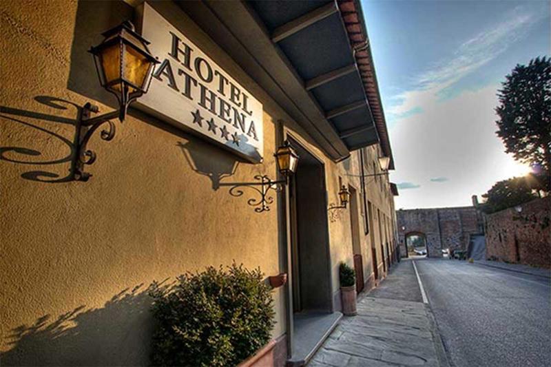 Hotel Athena – Gevel bij avondzon, Siena