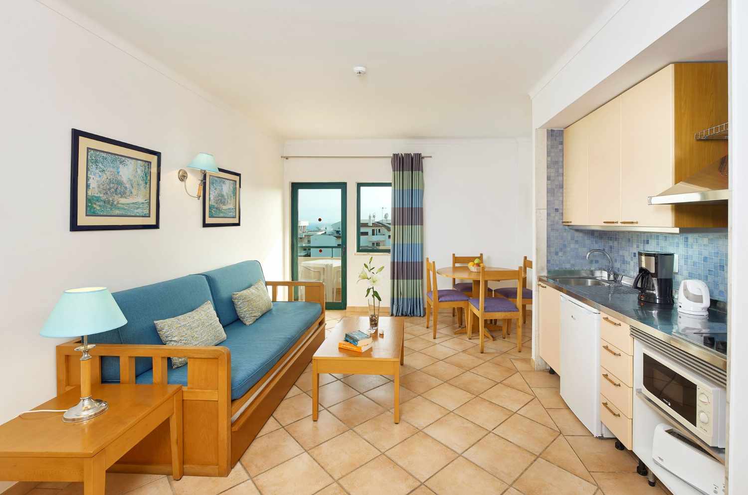 Oceanus Aparthotel – Woonkamer met keuken, Albufeira