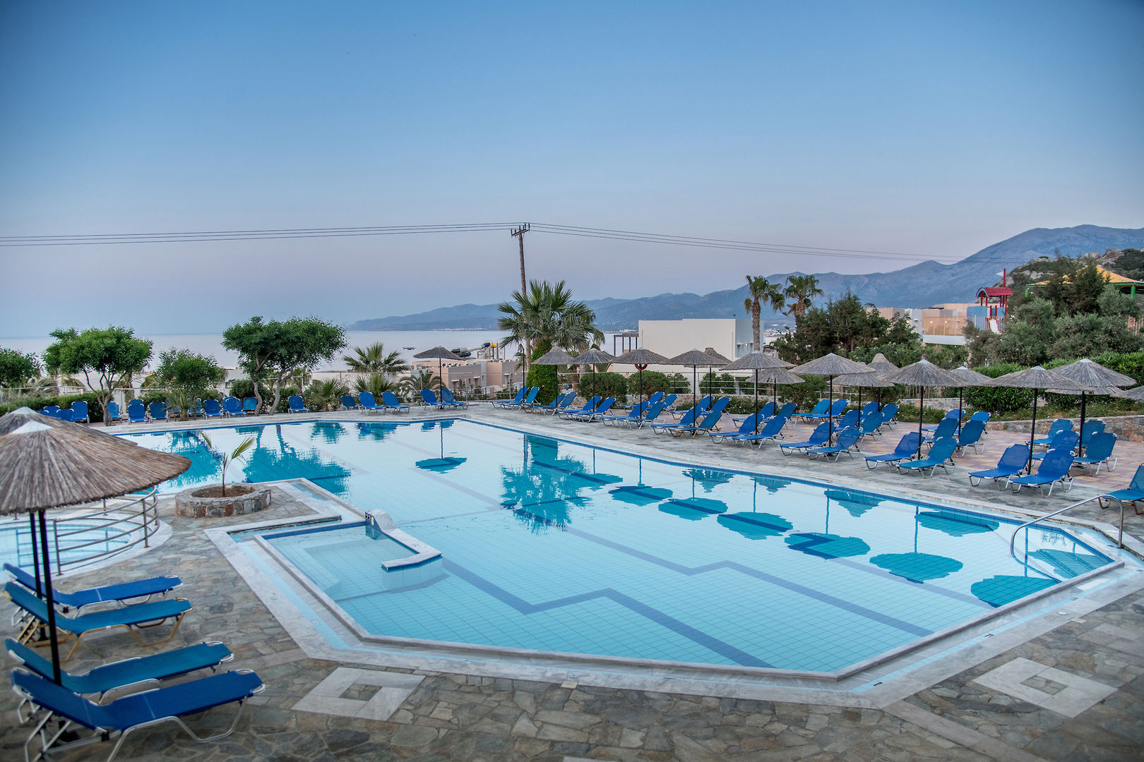 Semiramis Village Hotel – Zwembad met ligbedden, Chersonissos