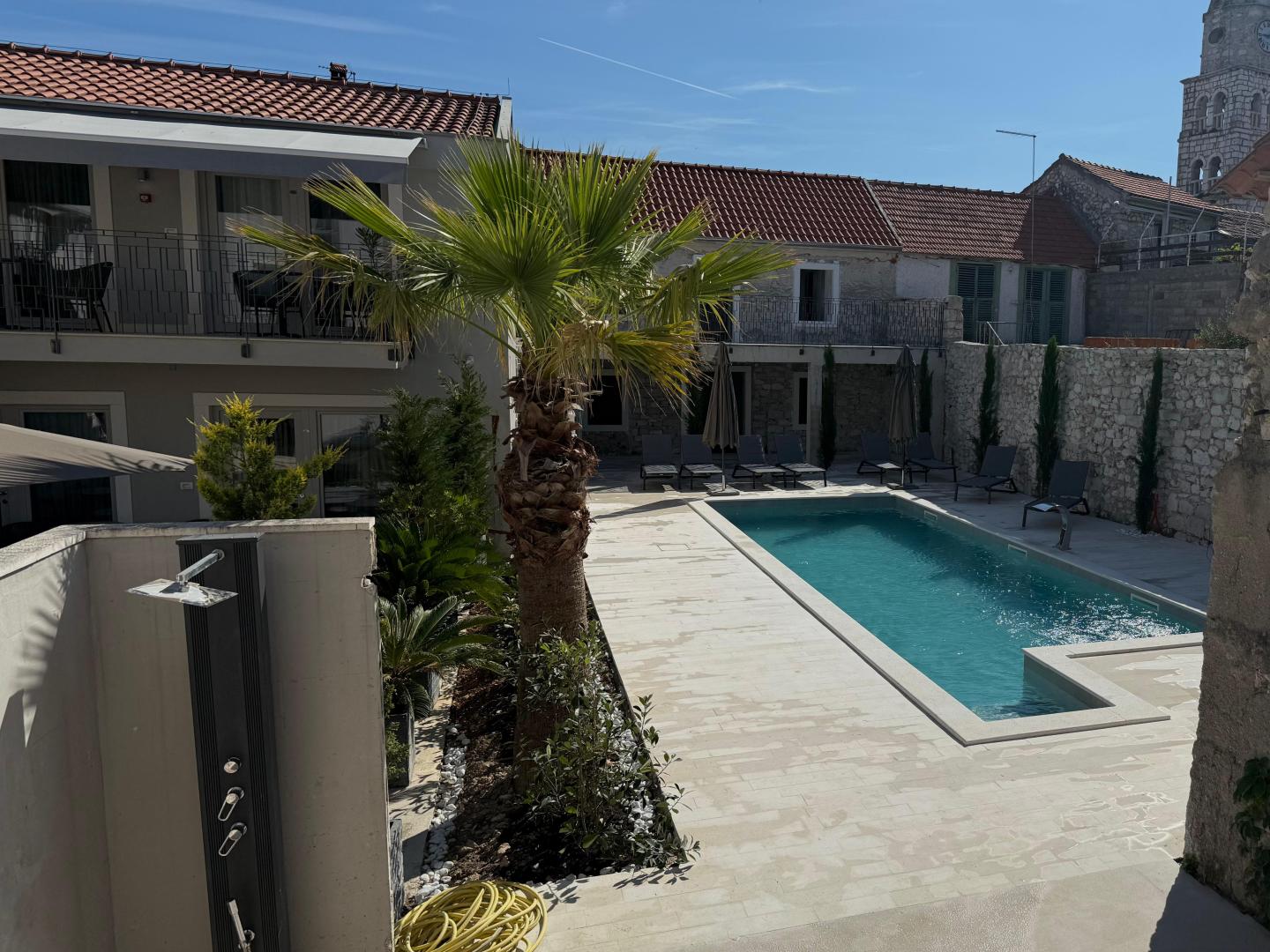 Torretta Palace Hotel – Binnenplaats met zwembad, Filip i Jakov