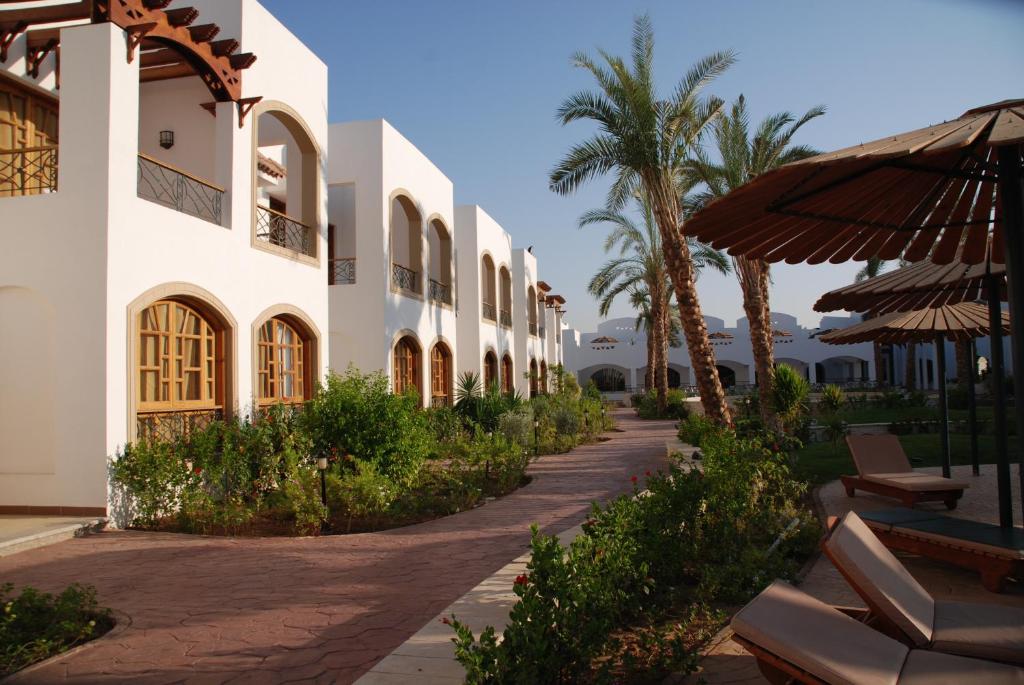 Coral Hills Resort Sharm El Sheikh – Wandelpad tussen witte gebouwen, Sharm el Sheikh