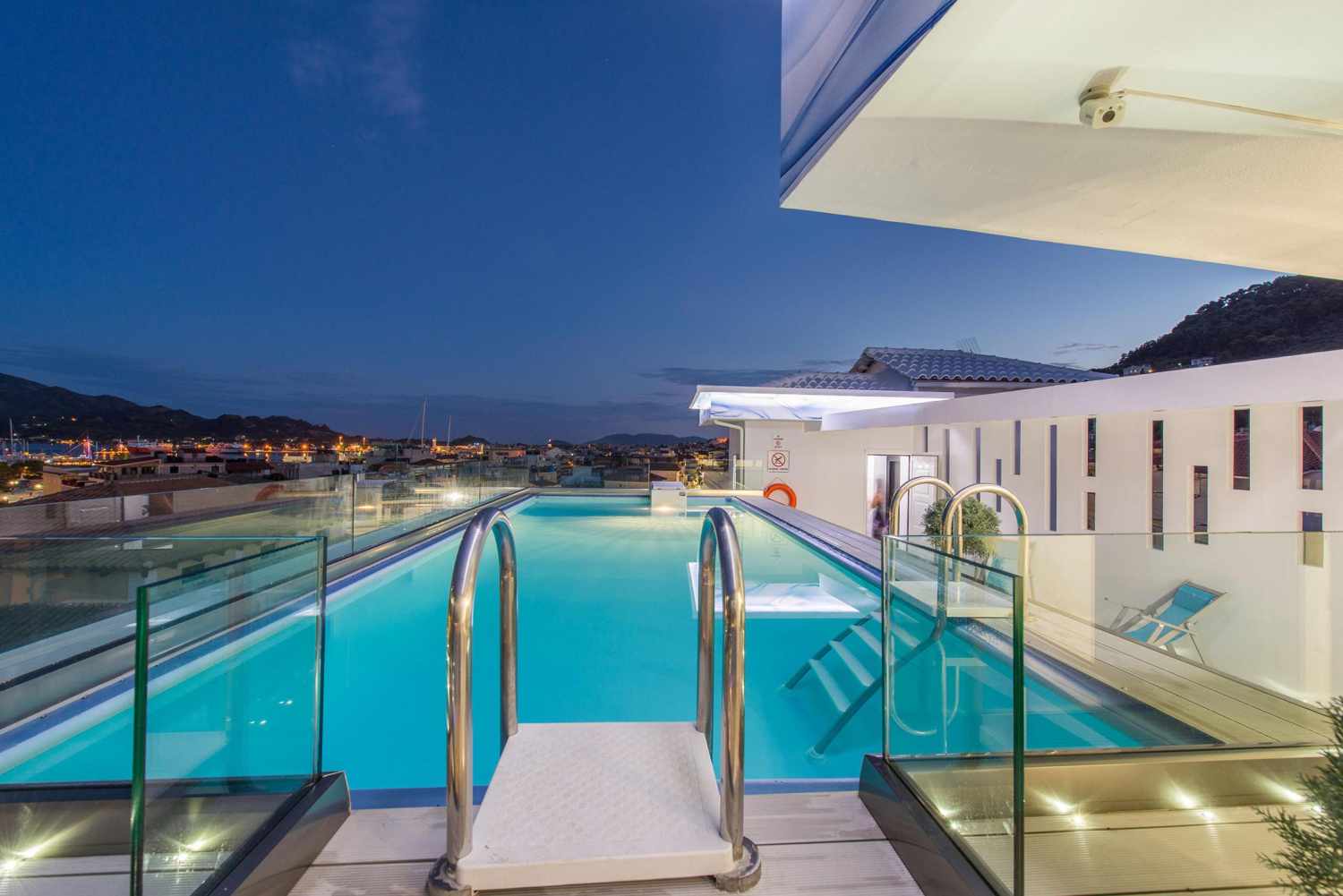 Diana Hotel – Dakzwembad bij avond, Zakynthos