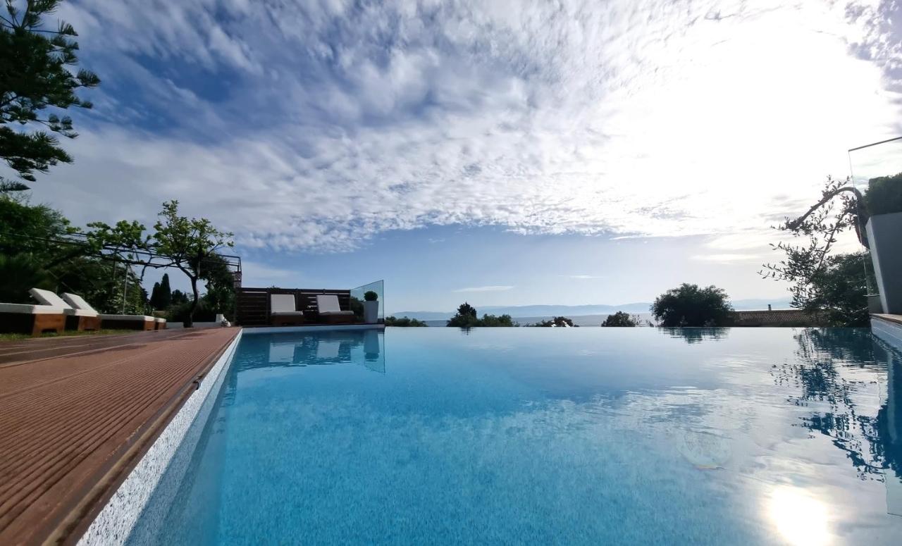 Bella Vista Hotel & Studios – Zwembad met zeezicht, Benitses
