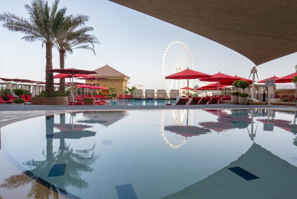 Amwaj Rotana - Jumeirah Beach Residence – Zwembad met parasols, Dubai