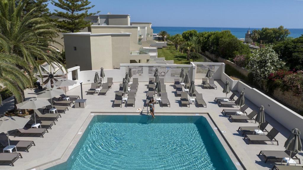 Vantaris Luxury Beach Resort – Zwembad met ligbedden, Kavros