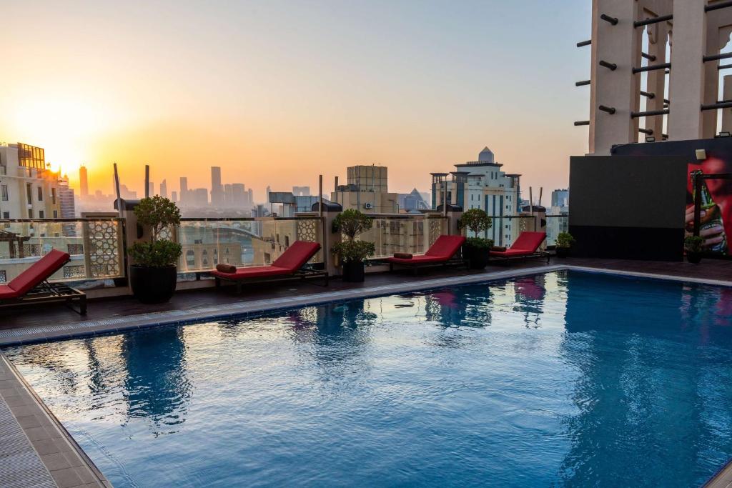 DoubleTree by Hilton Dubai Al Jadaf – Dakzwembad bij zonsondergang, Dubai