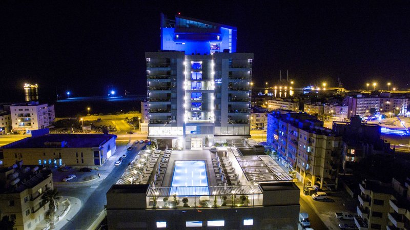 Radisson Blu Hotel, Larnaca – Hotel bij nacht, Larnaca