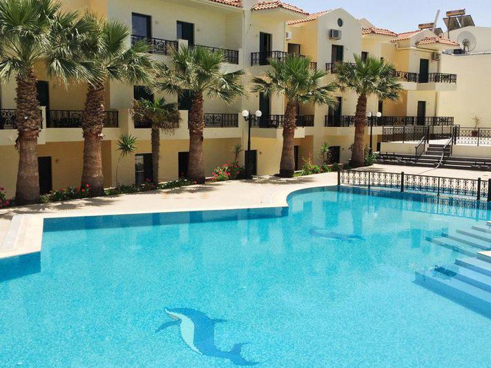 Diogenis Blue Palace Hotel – Zwembad met palmen, Kato Gouves