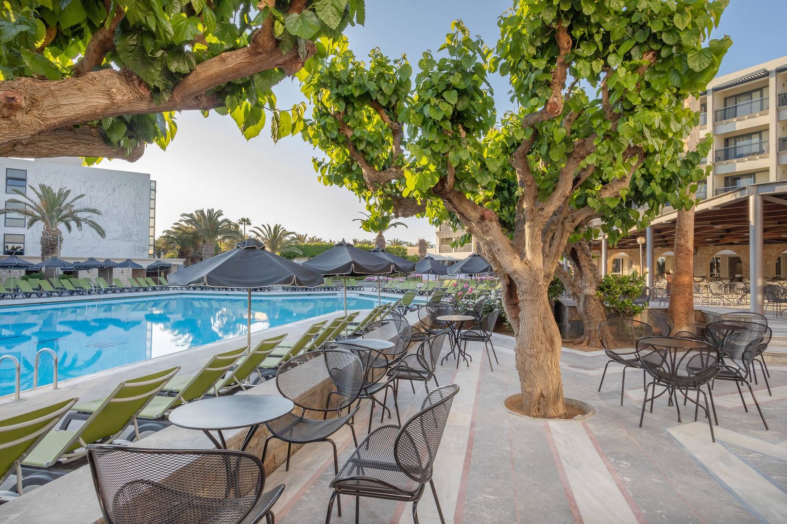 Sol Marina Beach Crete – Terras bij zwembad, Kato Gouves