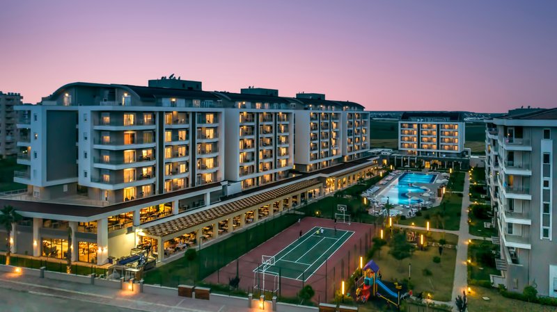 Greenwood Suites Resort – Resort bij avond, Lara Beach
