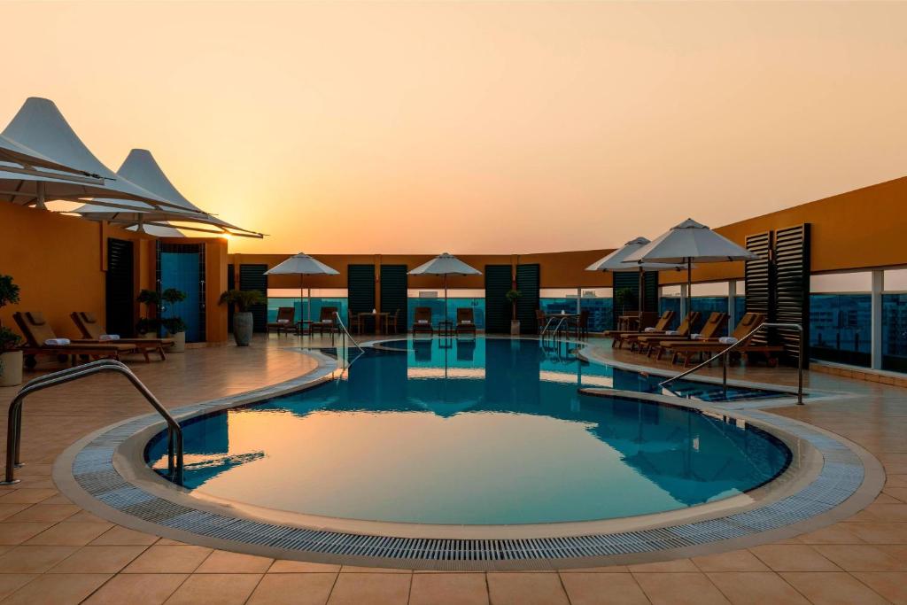 Four Points by Sheraton Bur Dubai – Dakzwembad bij zonsondergang, Dubai