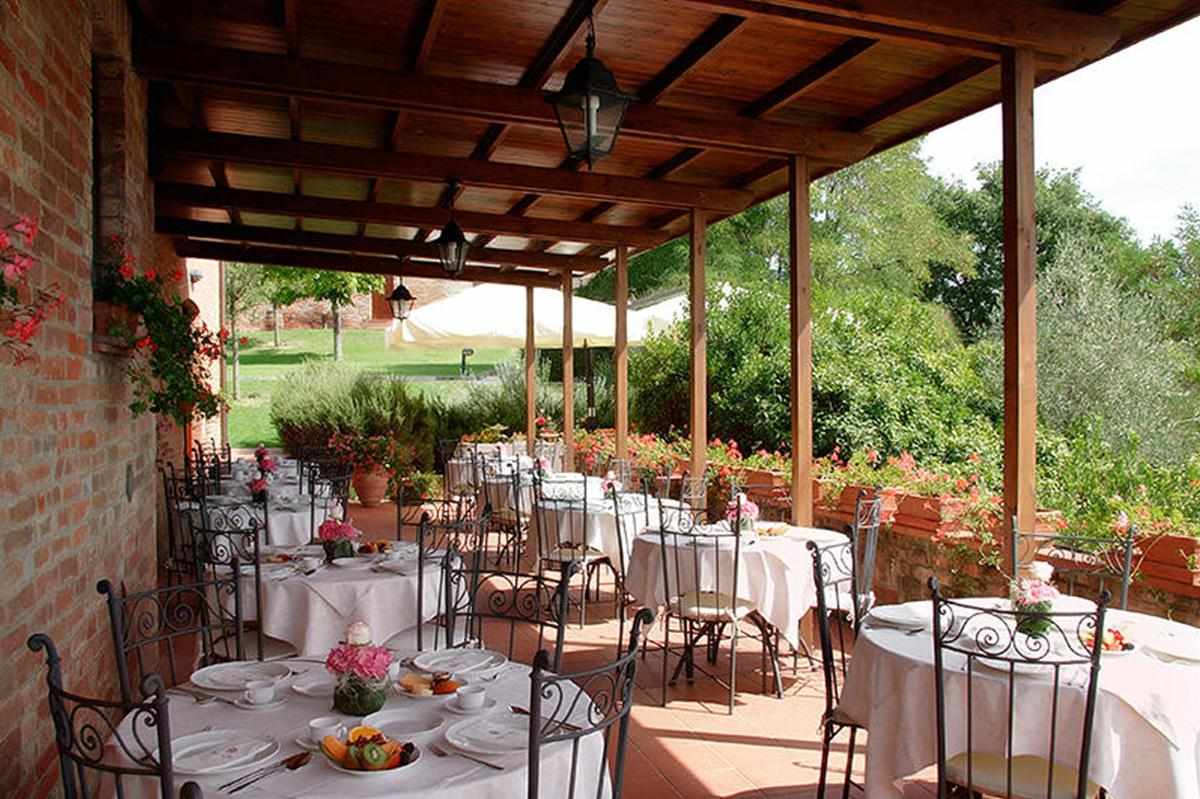 Hotel & Appartementen Borgo Tre Rose – Terras met gedekte tafels, Valiano di Montepulciano