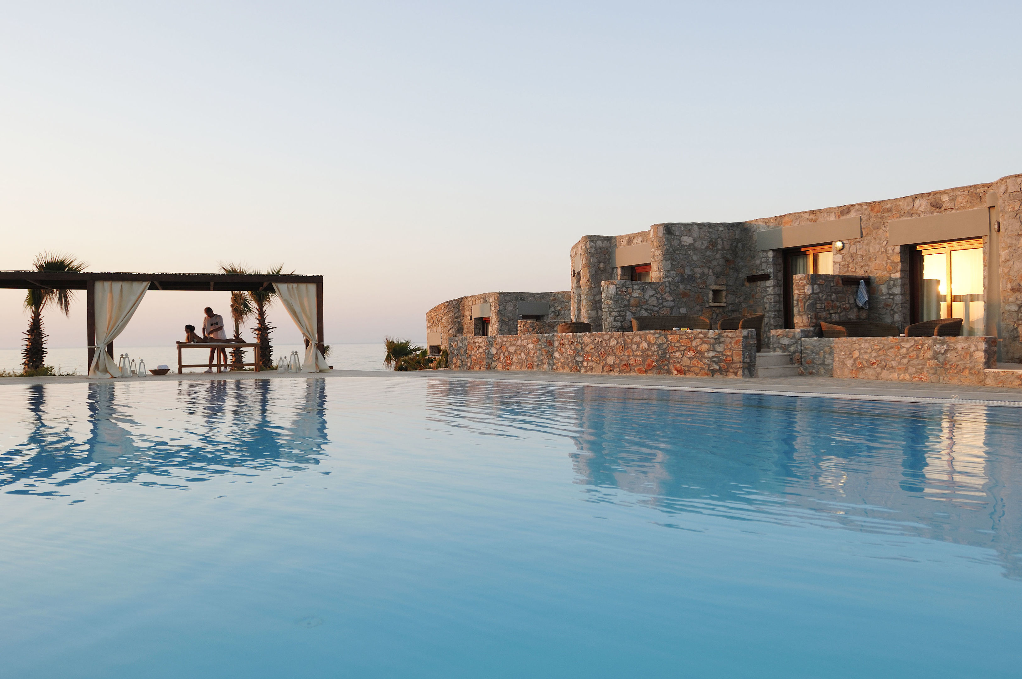 Ikaros Beach Luxury Resort & Spa – Zwembad met gebouwen, Malia