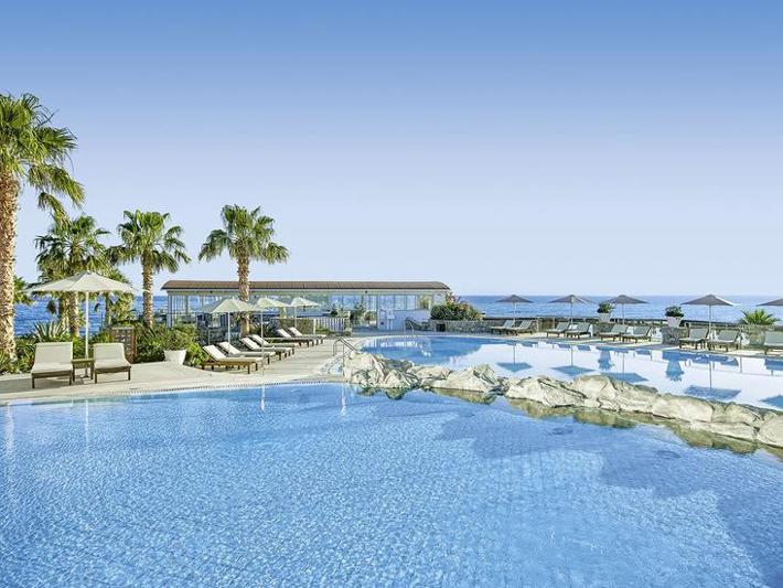 Ikaros Beach Luxury Resort & Spa – Zwembad met ligbedden, Malia