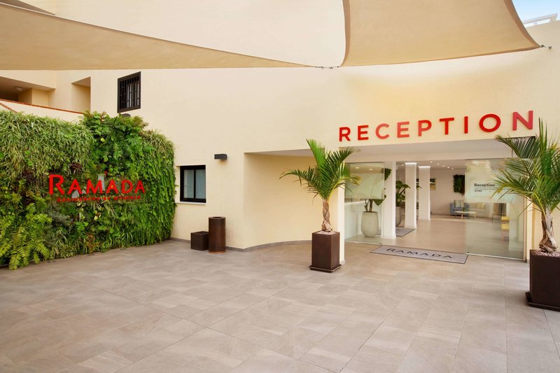 Ramada Residences by Wyndham Costa Adeje – Receptie met palmen, Adeje