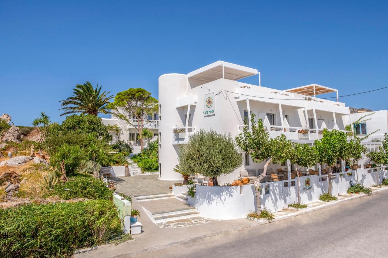 Aris Hotel – Witte gevel met palmen, Paleochora
