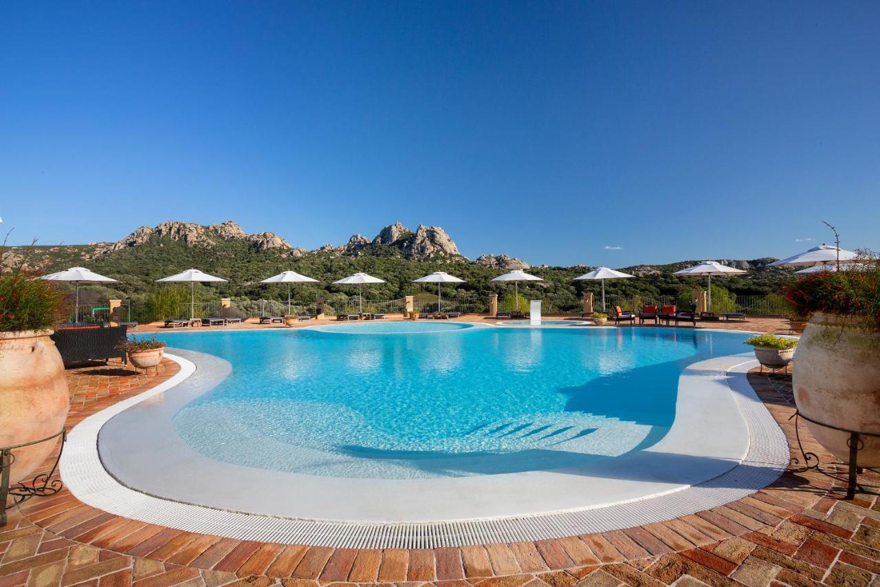 Hotel Parco degli Ulivi – Zwembad met ligbedden, Arzachena