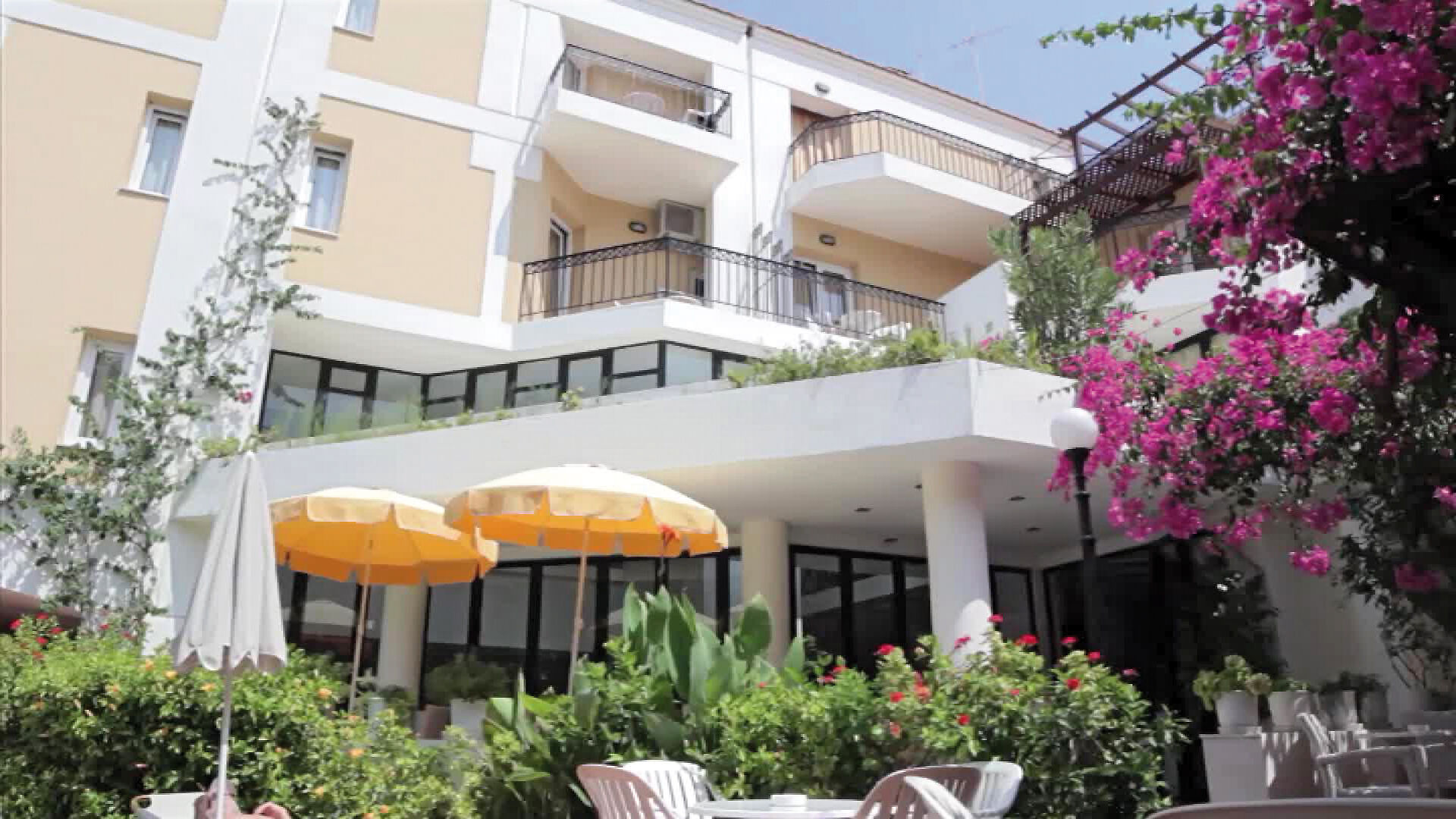 Hotel Fortezza – Gevel met bloemen en parasols, Rethymnon