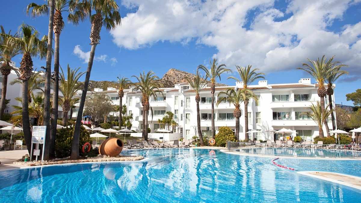 Puerto Azul Suite Hotel – Zwembad met palmen en witte gebouwen, Puerto de Pollensa