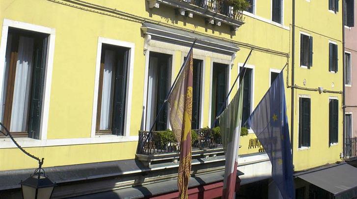 Hotel Amadeus – Gevel met vlaggen, Venetië