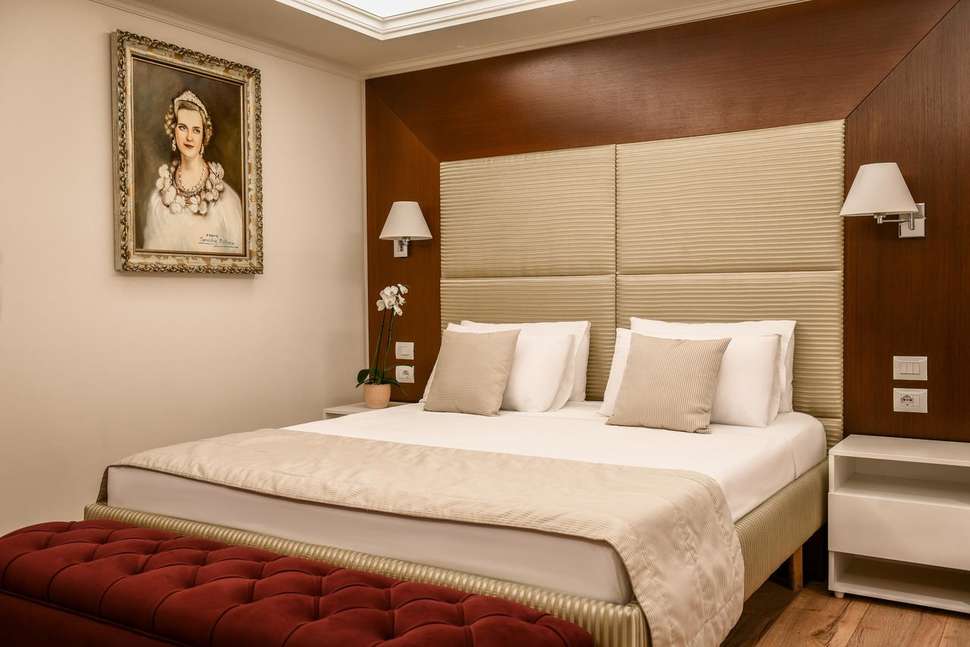 Queen Hotel cover