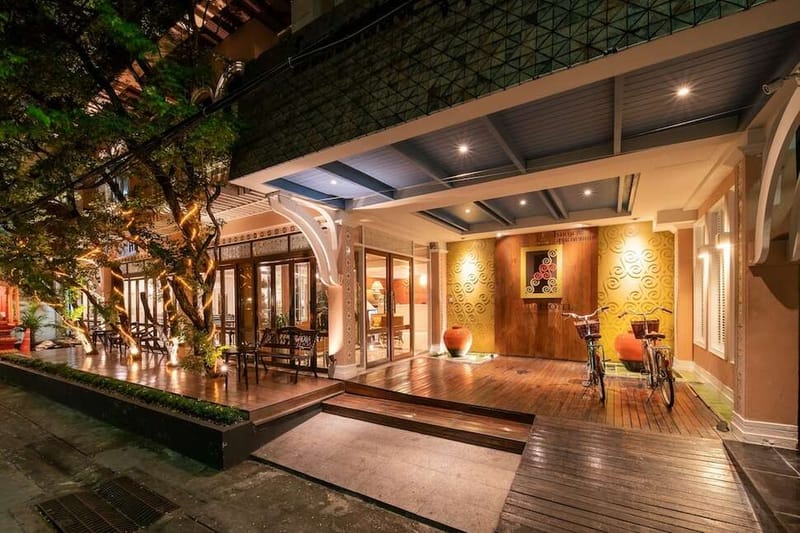 La Petite Salil Sukhumvit 8 cover