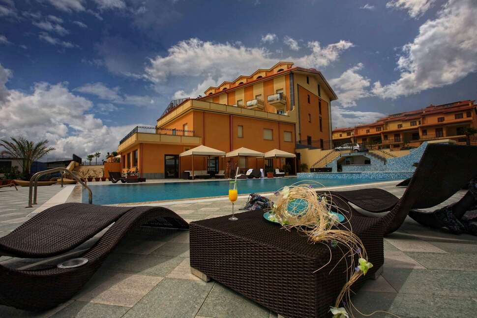 Grand Hotel Paradiso cover