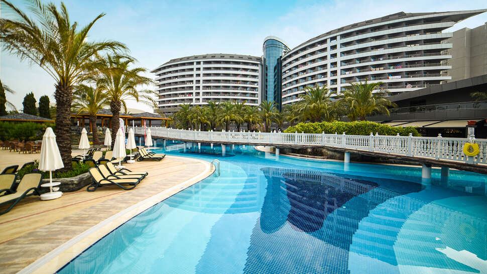 Royal Wings Hotel cover